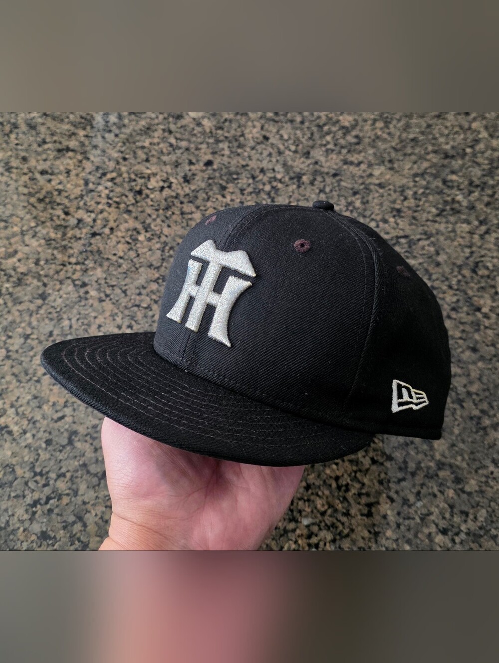 New Era 59Fifty NPB Hanshin Tigers Japan Black Body white Logo Cap fitted 7 5/8